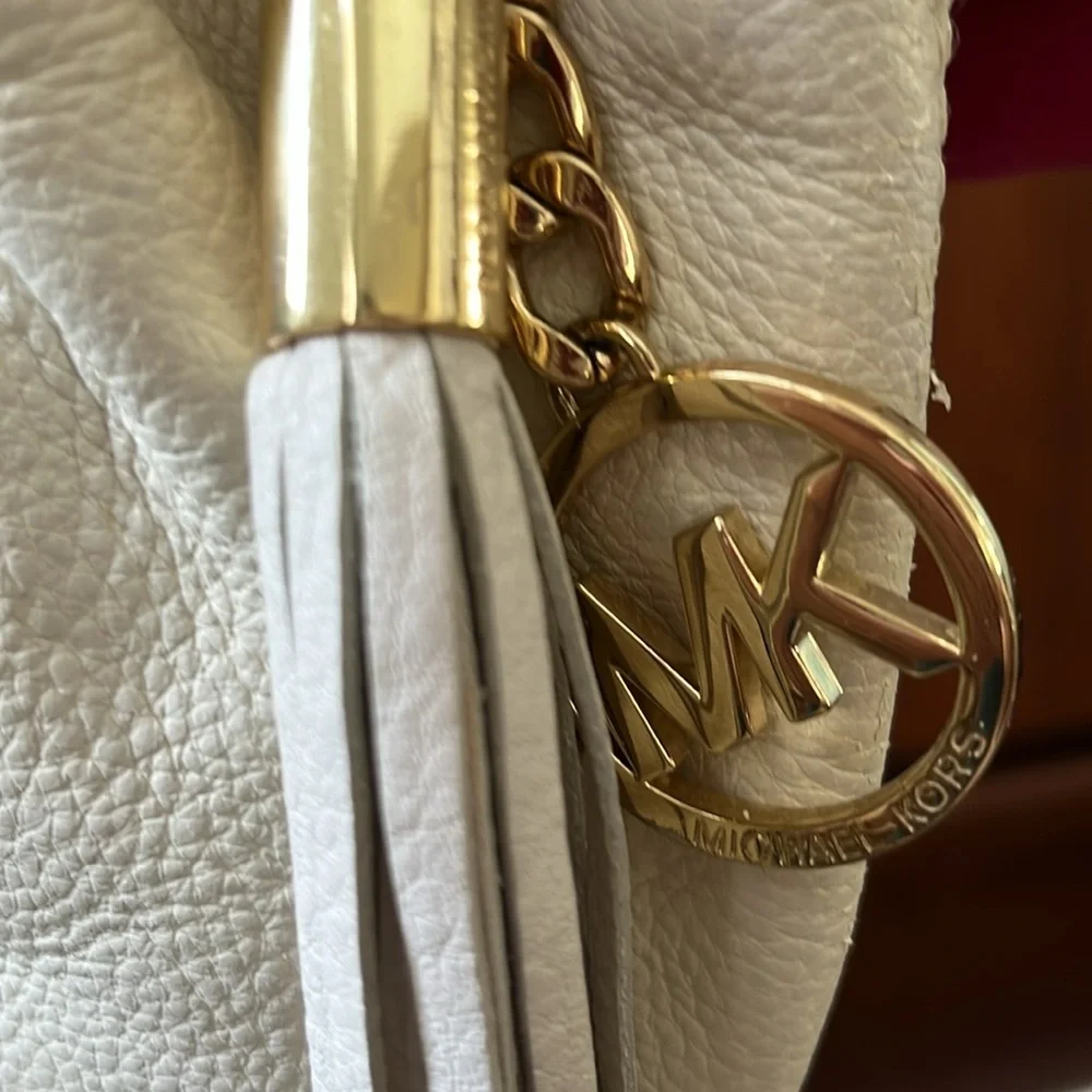 Michael Kors  Crossbody mini bag /Tassel  EUC  🎉HP🎉  pebbled leather  cream/gold